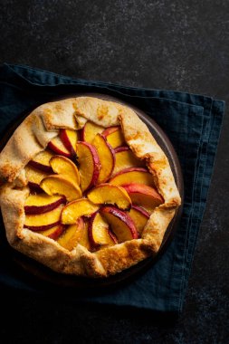 Siyah arka plan üzerinde lezzetli şeftali galette ile Plaka. Kopyalama alanı.
