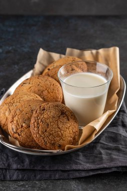 Siyah masada sütlü çikolatalı kurabiye. Kopyalama alanı.