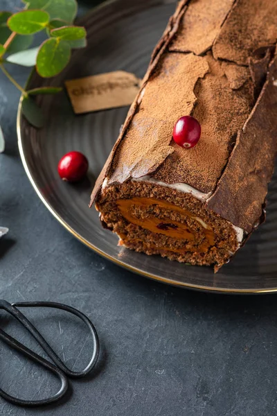 Buche de Noel. Tort tradițional de Crăciun, prăjitură de jurnal de Crăciun cu cremă de ciocolată, afine. Copiați spațiul . — Fotografie, imagine de stoc