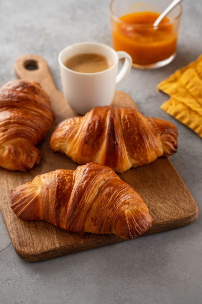 Croissants fraîchement cuits et tasse à café sur table grise. Espace de copie . — Photo