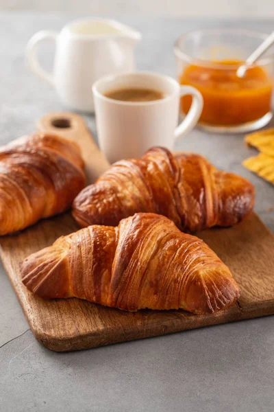 Croissants fraîchement cuits et tasse à café sur table grise. Espace de copie . — Photo