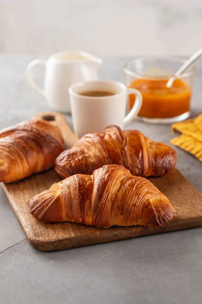 Croissants fraîchement cuits et tasse à café sur table grise. Espace de copie . — Photo