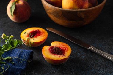 Siyah arka plan üzerinde kase olgun şeftali.