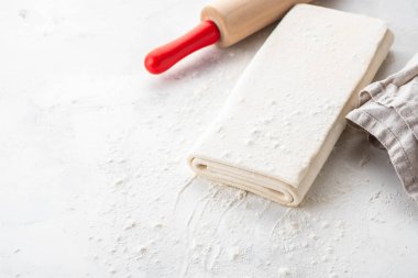 Beyaz bir arka plan üzerinde ev yapımı ham puf böreği.