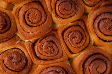 Tatlı ev yapımı rulo tarçın. Üstten görünüm.