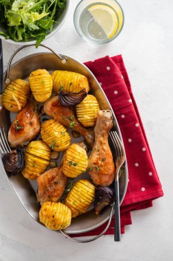 Baharatlı tavuk fırında patates, sarımsak, soğan, limon ve taze maydanoz ile. Sembolik görüntü. Ev yemek yaptım. Kavramı bir lezzetli ve sağlıklı yemek için.