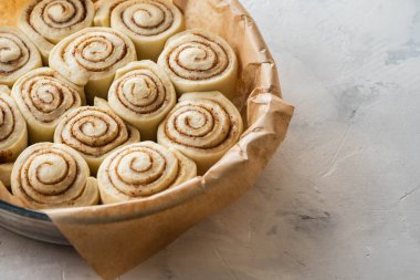 Ham tarçın pişirme plaka mutfak masasının üzerinde rulo. Kopya alanı.