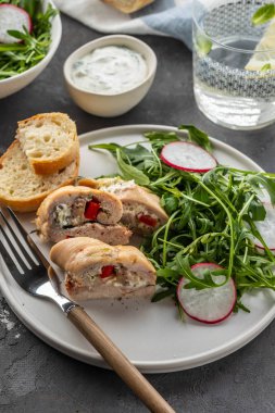 Mantar, yeşil soğan, biber ve süslenmiş taze salata ve roket salata ile kavrulmuş tavuk göğsü dolması.