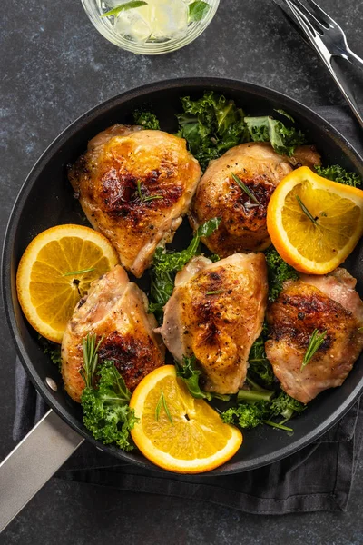 Portakal ve kırmızı biber ile pişmiş tavuk parçaları.