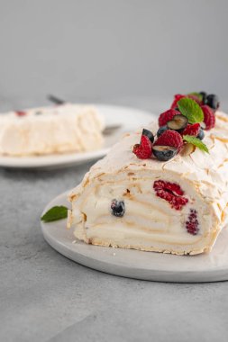 Kremalı ve ahududulu kremalı pasta. Roulade, yaz tatlısı, yakın plan..