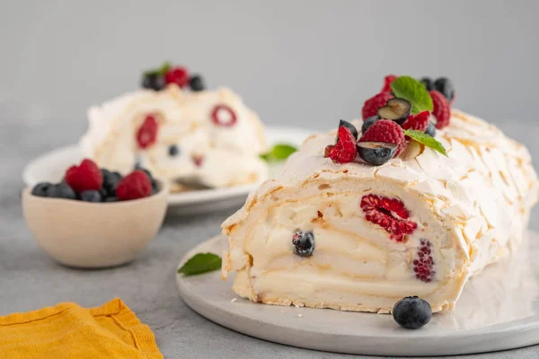 Pastel de merengue con crema y frambuesas. Roulade, postre de verano, primer plano . — Foto de Stock