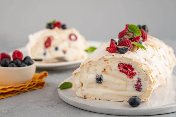 Pastel de merengue con crema y frambuesas. Roulade, postre de verano, primer plano . — Foto de Stock