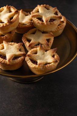 Koyu arka plan üzerinde İngiliz Noel kıyma turta.