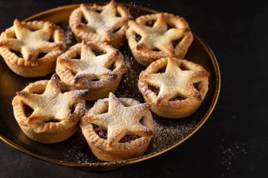 Koyu arka plan üzerinde İngiliz Noel kıyma turta.