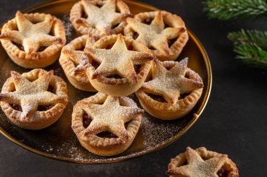 Koyu arka plan üzerinde İngiliz Noel kıyma turta.