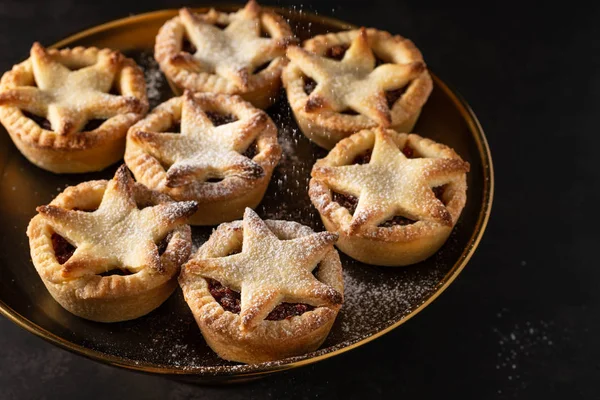 Koyu arka plan üzerinde İngiliz Noel kıyma turta.