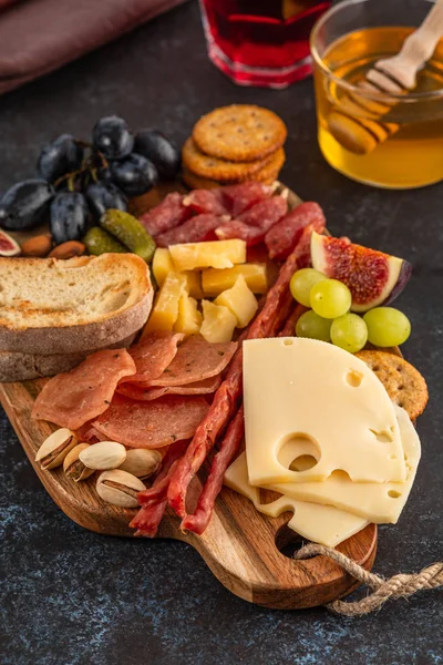 Ingredientes alimentares italianos presunto, salame, parmesão, azeitonas, mel, pão . — Fotografia de Stock