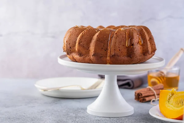 Pastel de calabaza con miel sobre un fondo gris. Copiar espacio . — Foto de Stock