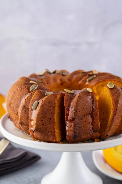 Pumpa tårta med honung på en grå bakgrund. Kopiera utrymme. — Stockfoto