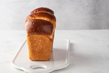 Kahvaltı masasında Brioche ekmeği. Avrupai kahvaltı. Boşluğu kopyala.