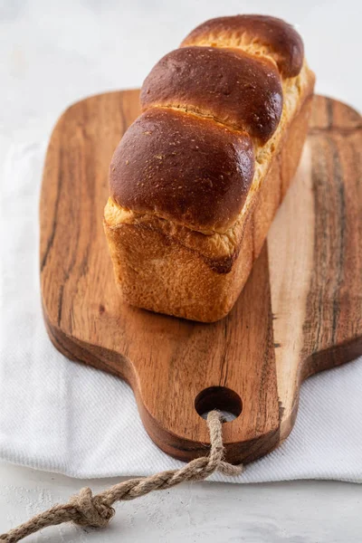 Brioche Brot auf dem Frühstückstisch. kontinentales Frühstück. Kopierraum. — Stockfoto