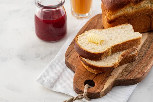 Finom házi készítésű bio friss briós kenyér fehér asztalon. — Stock Fotó
