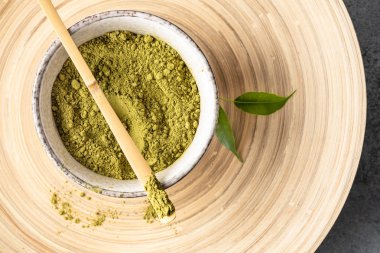 Japon kibrit yeşil çay tozu, sağlıklı doğal bir ürün, antioksidan. Bambu kaşığı ve çırpıcı.