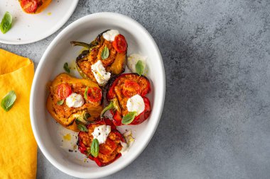 Et, sebze ve peynirle doldurulmuş dolmalık biberler..