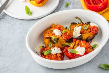 Biberler et, sebze ve peynirle doldurulmuş..