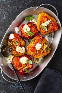 Kıyma, soğan, domates ve mozzarella ile doldurulmuş dolma dolma dolma dolma dolma dolma biber. Karanlık arka plan. Üst görünüm.