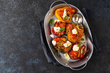 Kıyma, soğan, domates ve mozzarella ile doldurulmuş dolma dolma dolma dolma dolma dolma biber. Karanlık arka plan. Üst görünüm.