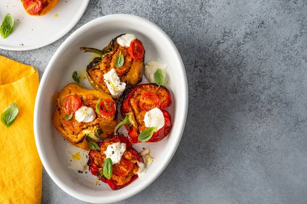 Et, sebze ve peynirle doldurulmuş dolmalık biberler..