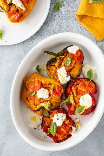 Et, sebze ve peynirle doldurulmuş dolmalık biberler..