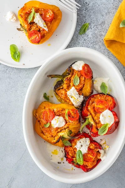 Et, sebze ve peynirle doldurulmuş dolmalık biberler..