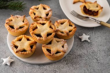 Noel yemeği için lezzetli meyve kıyma tart. Gri arka plan, seçici odak