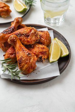 Sos, biberiye ve limon beyaz bir arka plan üzerinde tavuk budu. Kopya alanı.