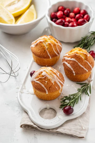 Muffins, pasteles con arándano y limón en una pizarra blanca . — Foto de Stock