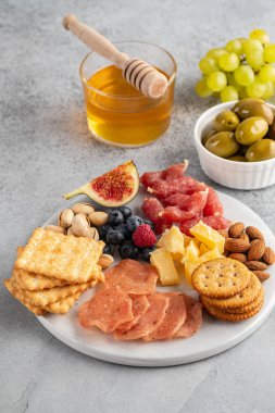 Peynir ve et tabağı. Zeytin, fındık, bal hafif bir masada. Kopyalama alanı.