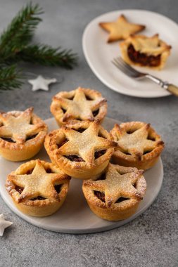 Noel yemeği için lezzetli meyve kıyma tart. Gri arka plan, seçici odak