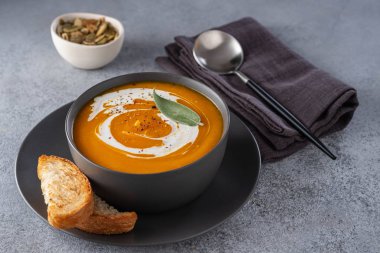 Gri taş arka plan üzerinde krema ile kabak çorbası. Kopyalama alanı.