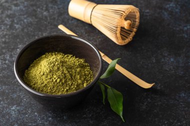 Koyu arkaplanda organik yeşil kibrit çayı.