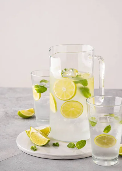 Limonata fresca con lime e cubetti di ghiaccio in un barattolo di vetro . — Foto Stock