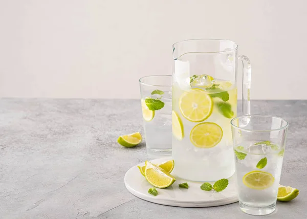 Limonada fresca com limão e cubos de gelo em um frasco de vidro . — Fotografia de Stock