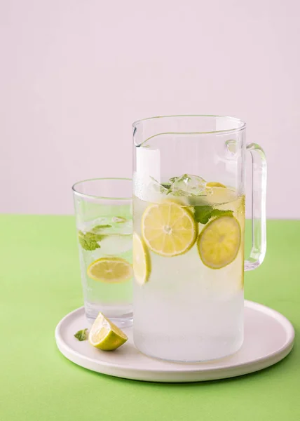 Limonada fresca com limão e cubos de gelo em um frasco de vidro . — Fotografia de Stock