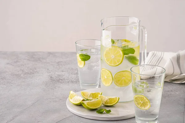 Limonata fresca con lime e cubetti di ghiaccio in un barattolo di vetro . — Foto Stock