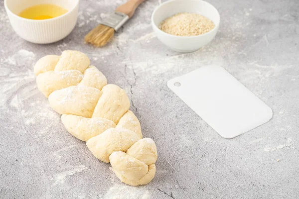 Hafif bir arka planda çiğ somun challah Yahudi ekmeği. Boşluğu kopyala.
