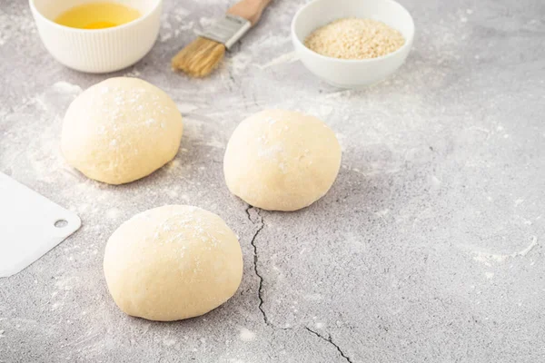 Des morceaux de pâte sur la table dans la cuisine. Espace de copie . — Photo