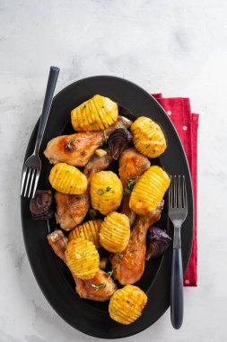 Baharatlı tavuk fırında patates, sarımsak, soğan, limon ve taze maydanoz ile. Sembolik görüntü. Ev yemek yaptım. Kavramı bir lezzetli ve sağlıklı yemek için.
