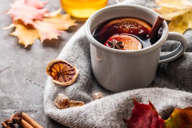 Baharatlar ve narenciye meyve sonbahar arka planda gri rustik kupalar mulled şarap. Kopya alanı.
