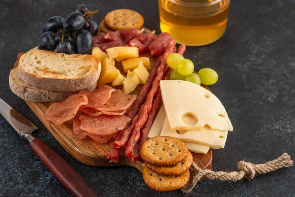 Ingredientes alimentares italianos presunto, salame, parmesão, azeitonas, mel, pão . — Fotografia de Stock